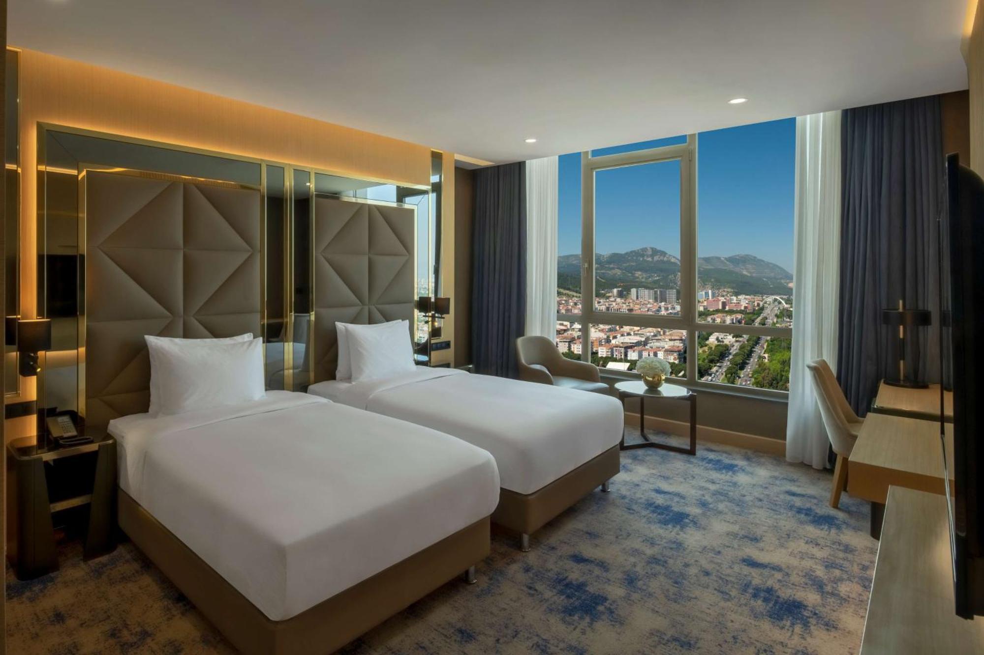 Готель Doubletree By Hilton Маніса Екстер'єр фото